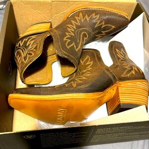 Women’s size 10 Ariat booties. Never been worn.